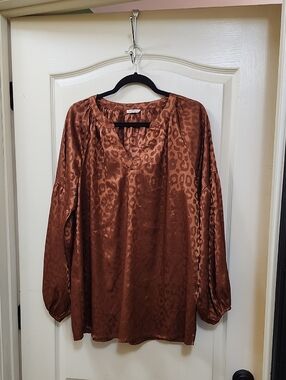 JODIFL SATIN LEOPARD PRINT V-ECK BLOUSE
